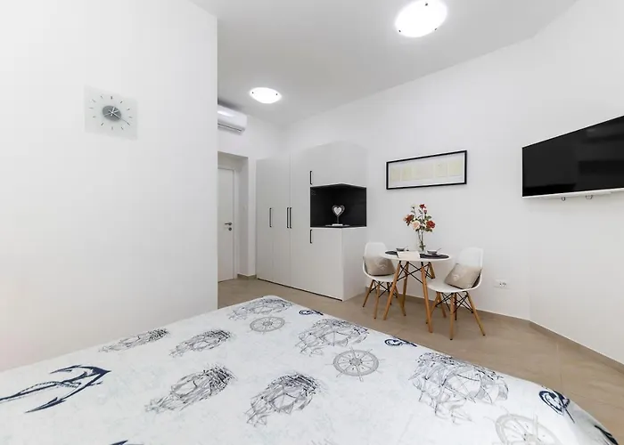 & Kolovare 3, Pensionat 3*